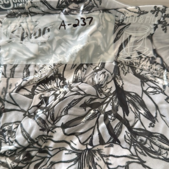 Guess Gorgeous Ruffle/Pleated Overlay Bodysuit White/Black Women’s Small EUC - Picture 14 of 14